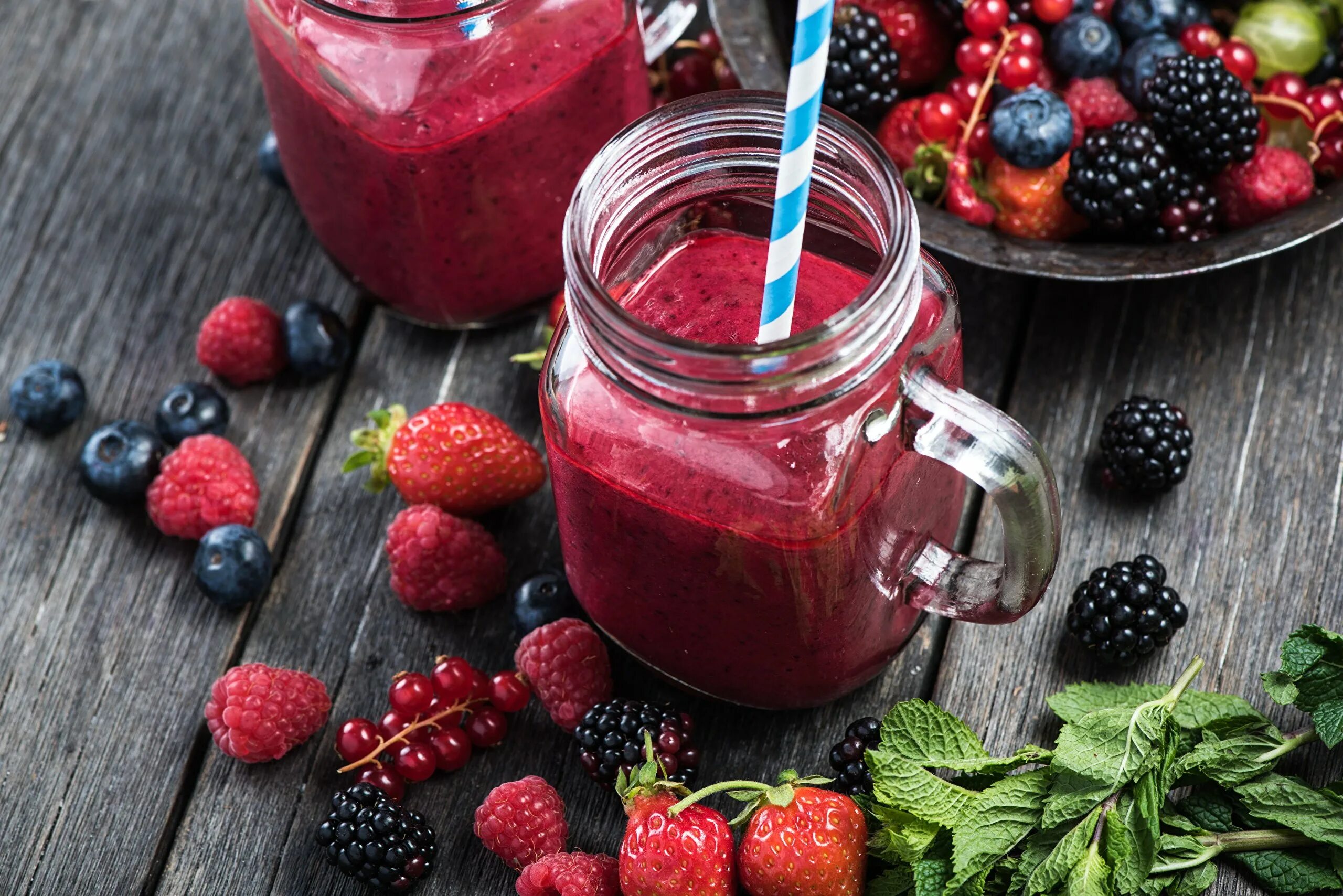 Густой напиток из ягод 5. Смузи ягодный микс. Berry Smoothies (ягодный смузи) колеус. Морс Стравберри. Морс малина ежевика.