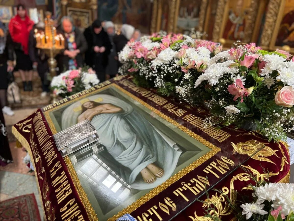 Вечерня с выносом плащаницы сколько по времени. Погребение плащаницы спасителя. плащаница вынос плащаницы. великая пятница плащаница. великая пятница вынос плащаницы.