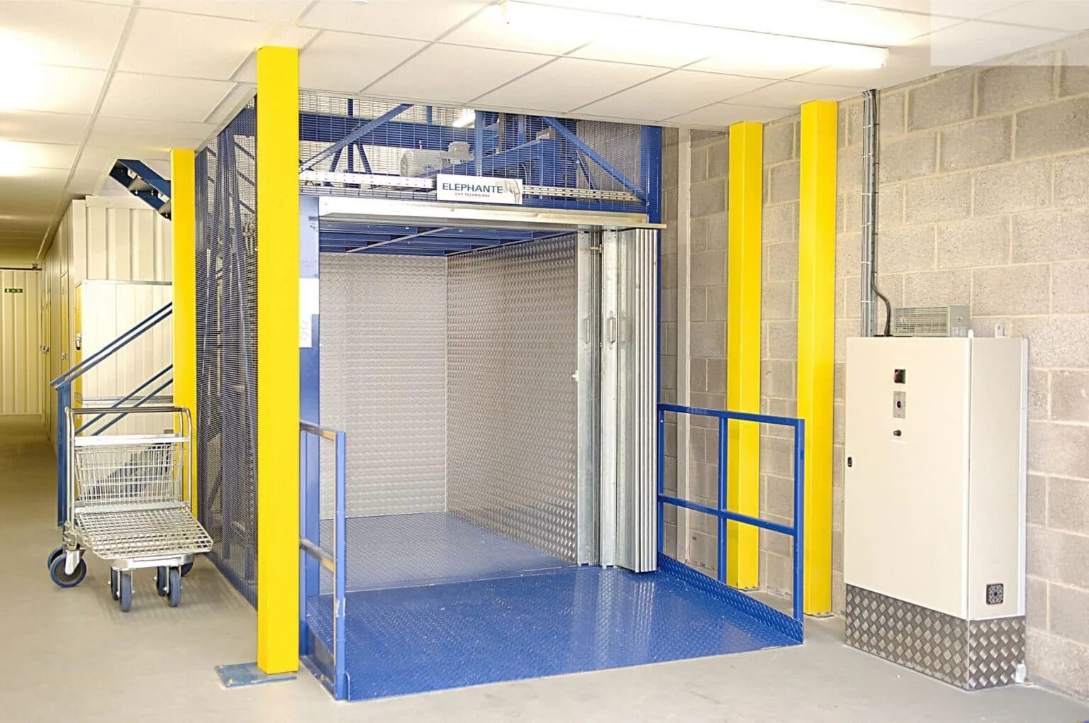 Перегрузочный тамбур doorhan. Помещение разгрузки. Перегрузочная рампа алютех. Портовый контейнер кафе модель revit. Склад в метро тверь.