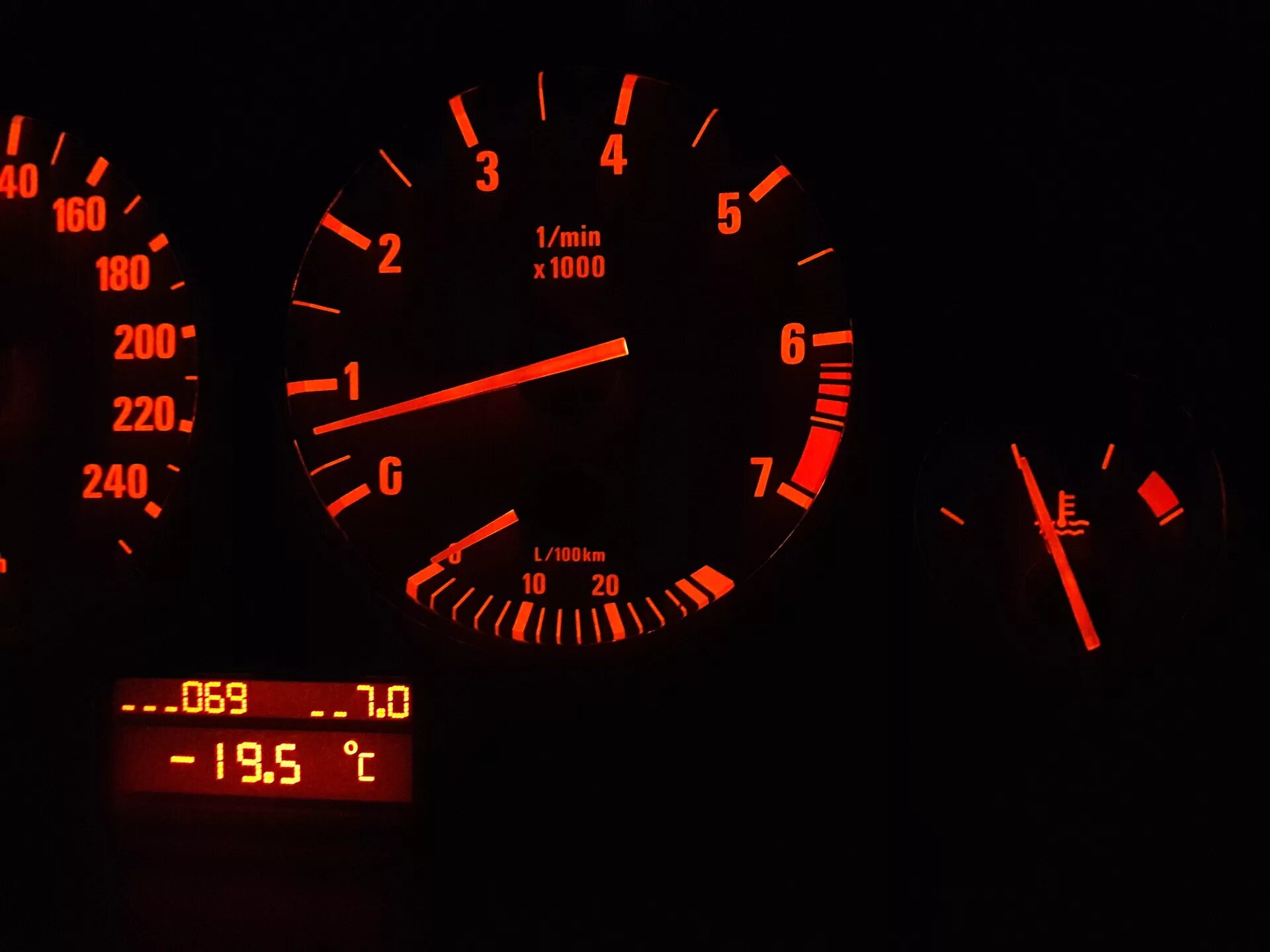 Температура бмв е60. Шкала температур двигателя BMW e39. Температура шкала БМВ двигателя. Шкала температуры БМВ е65. Рено 19 показания температуры двигателя.