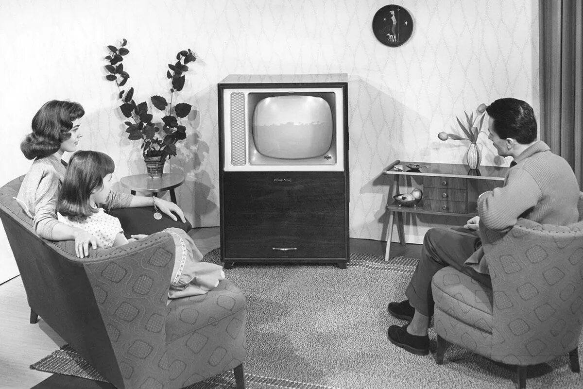 Каналы показывают черно белым. Каналы показывают черно белым. Дети у телевизора ссср. Каналы показывают черно белым. Телевизор 20 века.