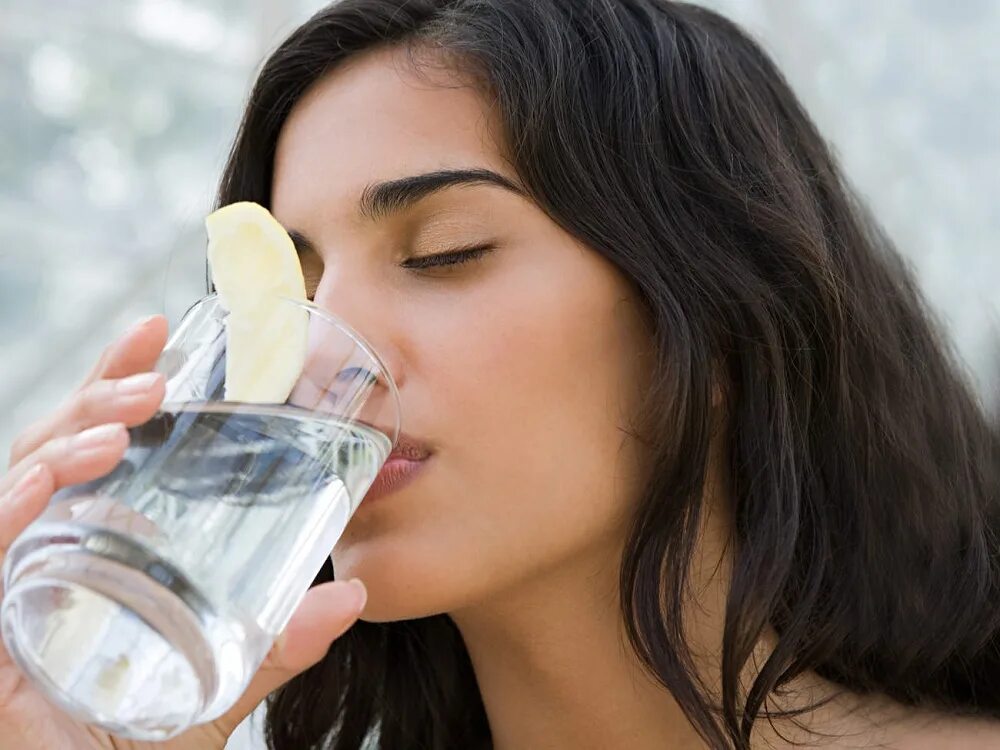 Стакан воды. Женщина со стаканом воды. Питье воды. Девушка пьет воду. Пить воду вместе