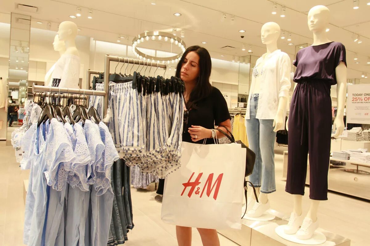 H store. Эйч энд эм Хеннес энд Мауриц. H&M hennes & Mauritz одежда. H M магазин. H M интернет магазин одежды.