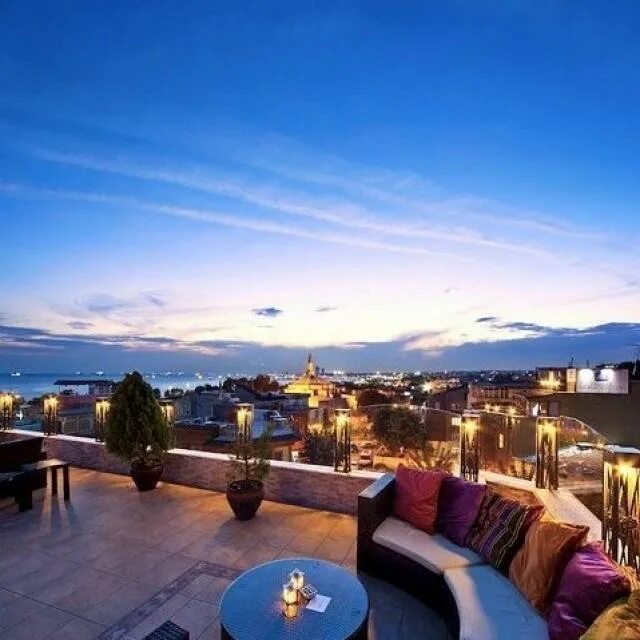 Террасы стамбула. Терраса Rooftop Стамбул. Отель в Стамбуле с террасой. Отели в Султанахмете с террасами на крыше.