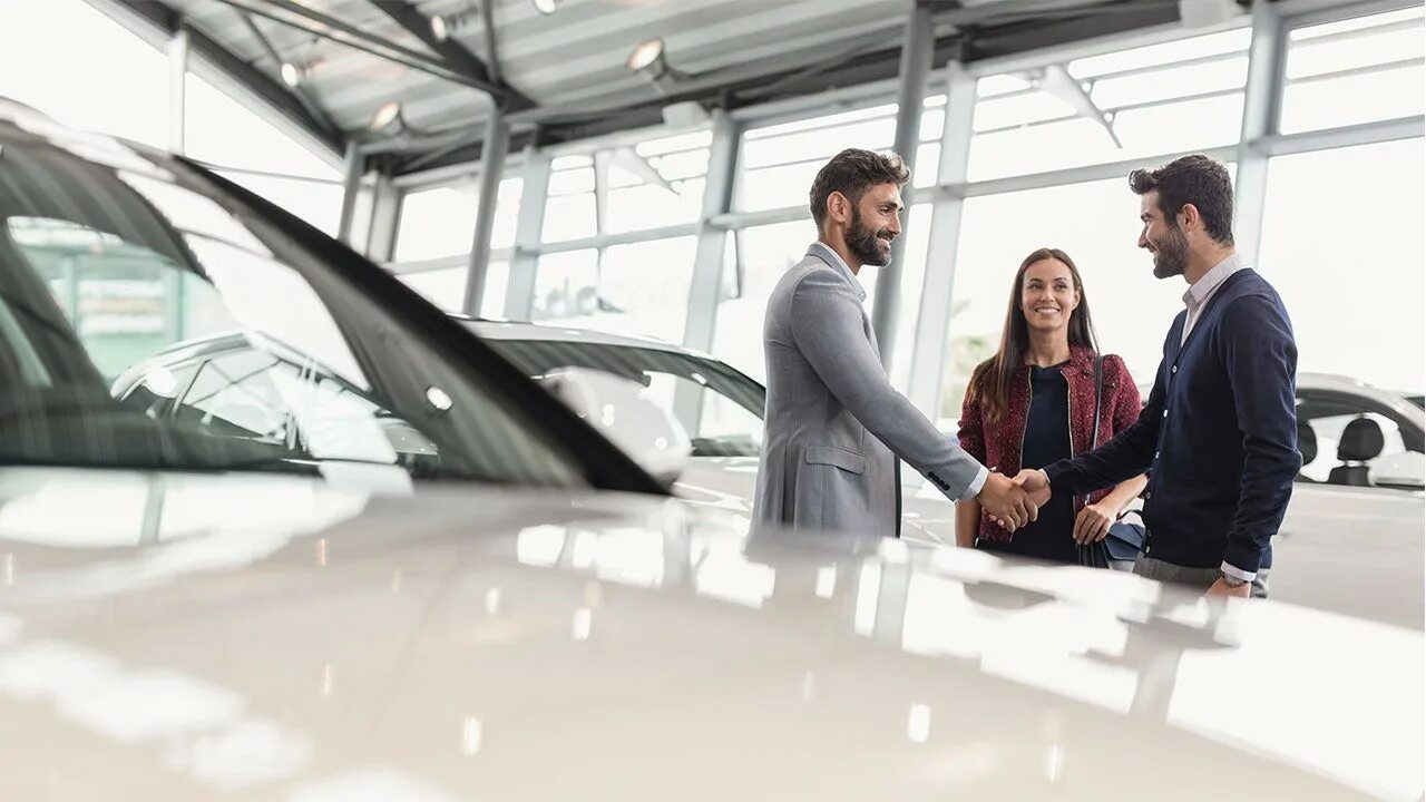 That is car in the shop. Люди в автосалоне. Покупатель в автосалоне. Мужчина в автосалоне. Продавец авто.