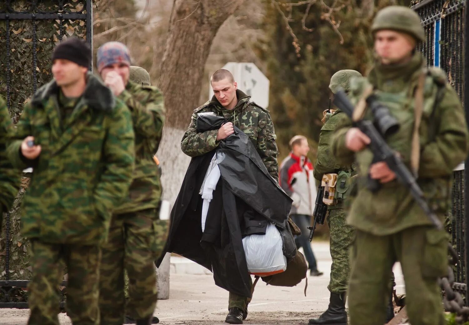 ВСУ В Крыму 2014. Российские солдаты в Крыму. Российские войска в Крыму 2014. Украинские солдаты в Крыму 2014. Военный сбежал из россии