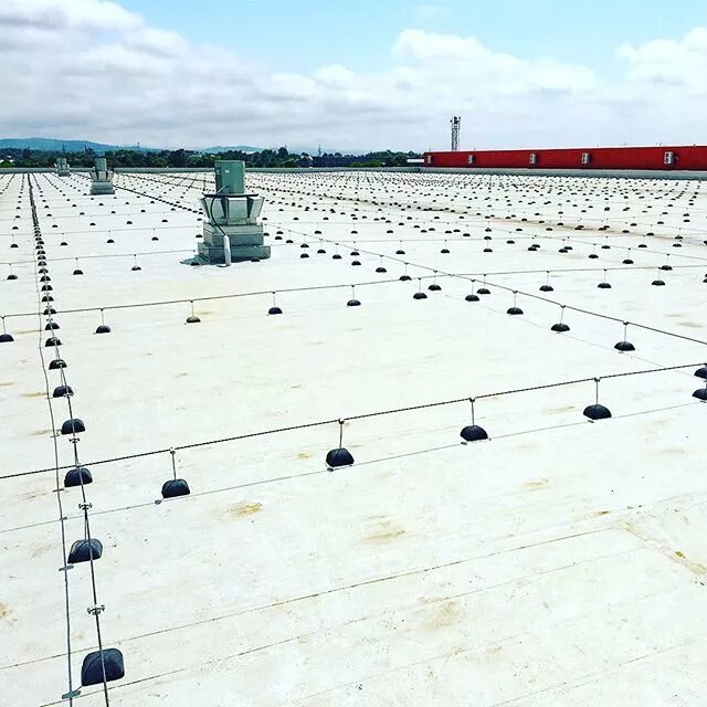 Компенсатор молниеприемной сетки алюминиевый. Молниезащитная сетка на кровле. Компенсатор молниеприемной сетки. Крепеж для плоской кровли молниезащита. Термокомпенсаторы для молниеприемной сетки nc3063.