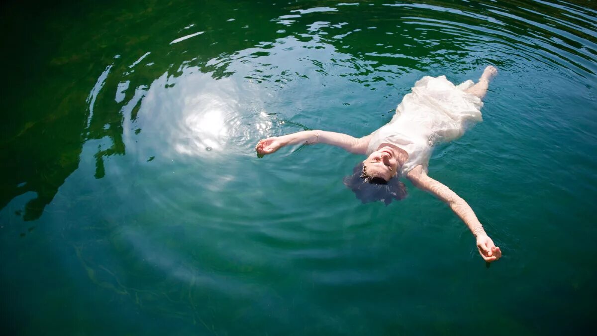 Спав в воде. Человек лежит в воде. Купаться в воде. Плавает Мертвое тело в озере.