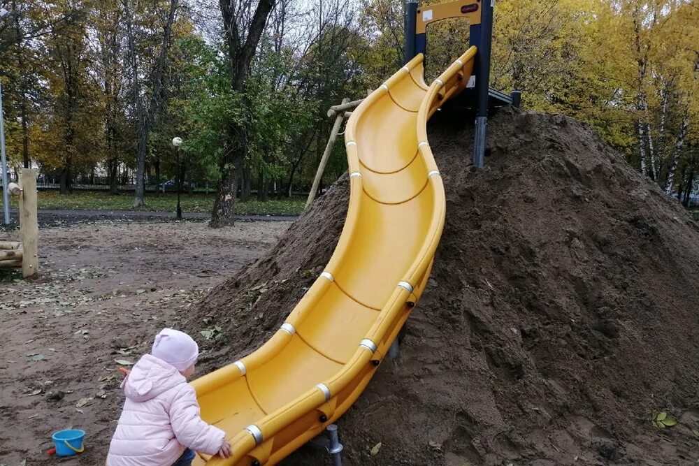 Детская площадка в Юбилейном парке Ярославль. Горка. Горка в парке для детей. Горка в детском парке.