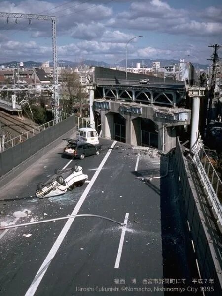 Землетрясение в кобе. Землетрясение в кобе 1995. землетрясение мост. упал мост в японии. япония 1995.