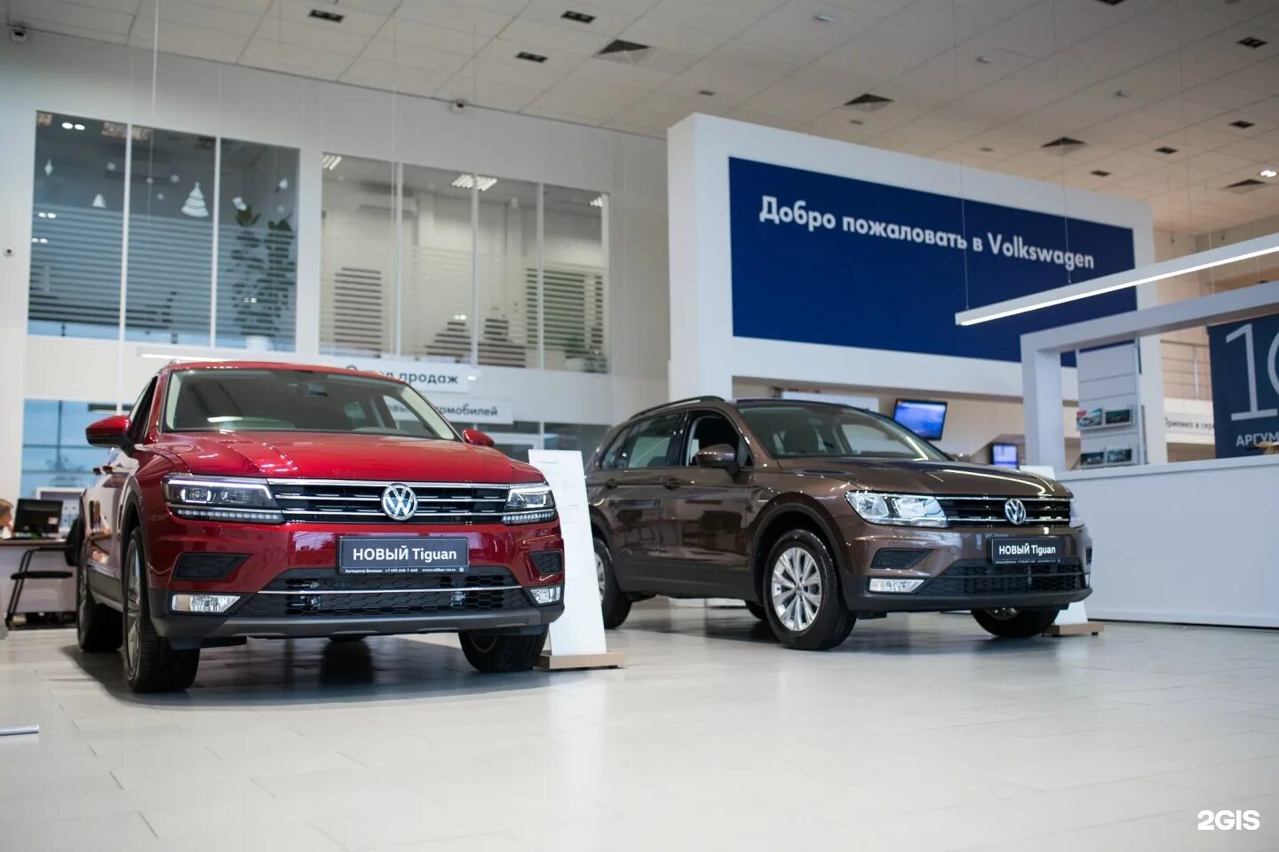 Фольксваген купить в москве у официального дилера. Автосалон Фольксваген. Великан Volkswagen.