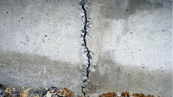 Заполнили трещину. Усадочные трещины в бетоне перекрытия. Трещины в железобетонных стенах. Трещины в фундаменте. Трещины в плитной части фундамента.