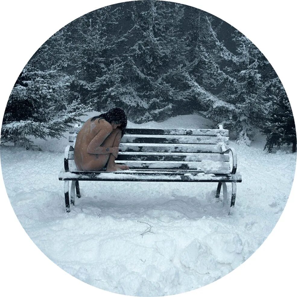 Одиночество зимой. Холодно и одиноко без тебя. Девушка свернулась калачиком. Холодное одиночество. Снег лежит.