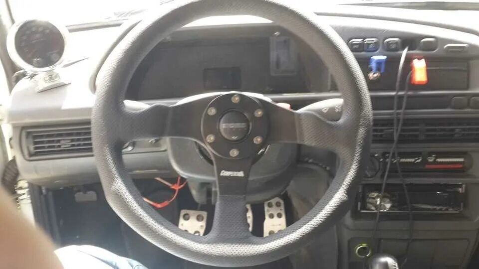 Руль вправо. Руль авео т300. Руль momo на 2114. Руль идет влево. Руль идет влево.