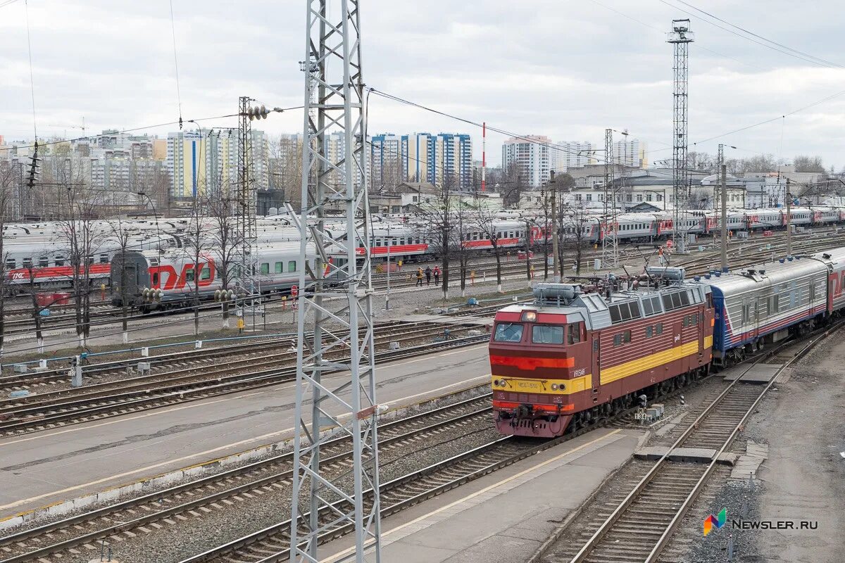 Киров (Киров пассажирский). Российские поезда. Поезд дальнего следования. Поезд на вокзале.