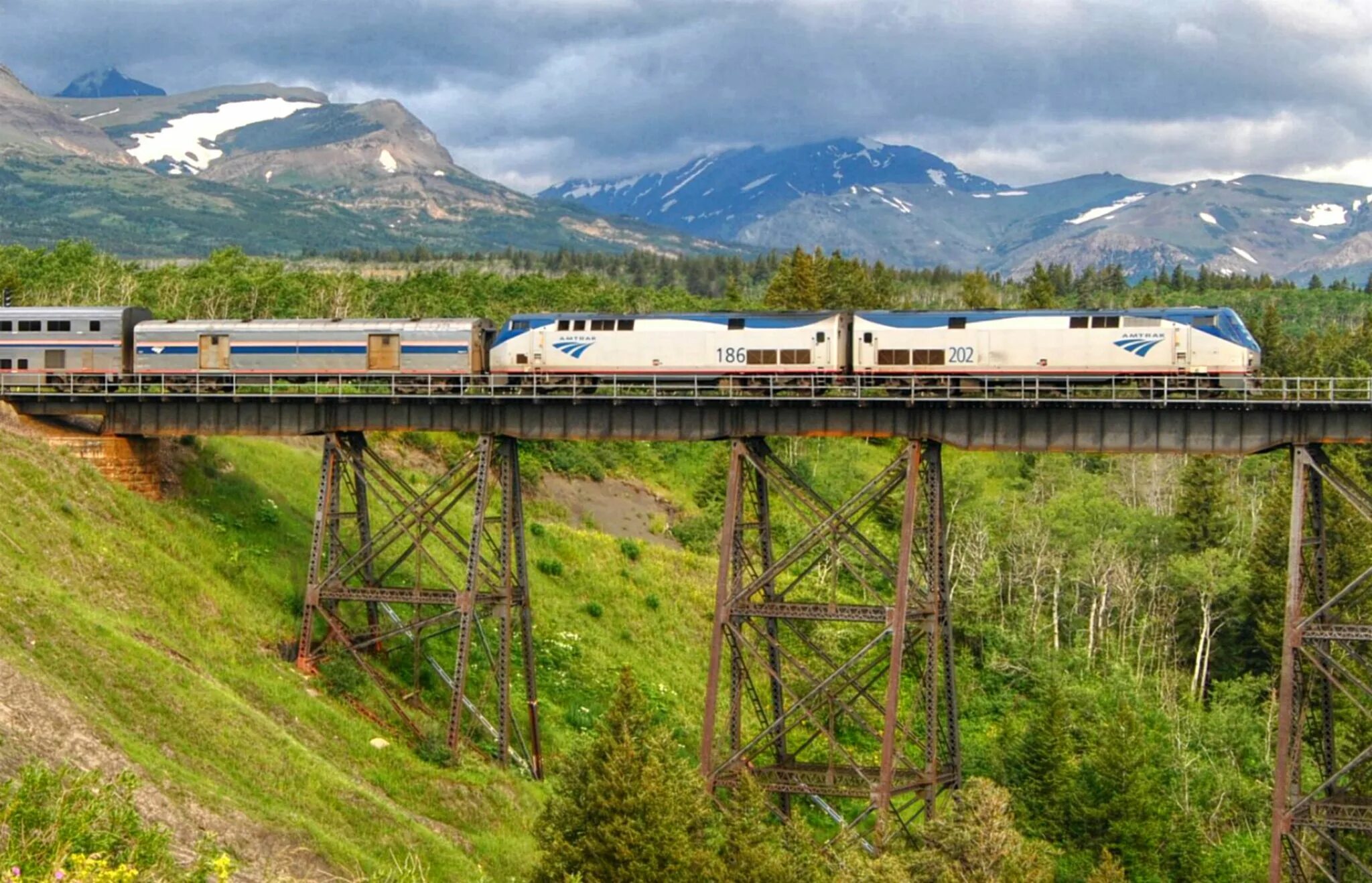Известные железные дороги. Поезда Америки Amtrak. Монтана Америка железная дорога. Монтана штат железная дорога. Монтана штат поезд.