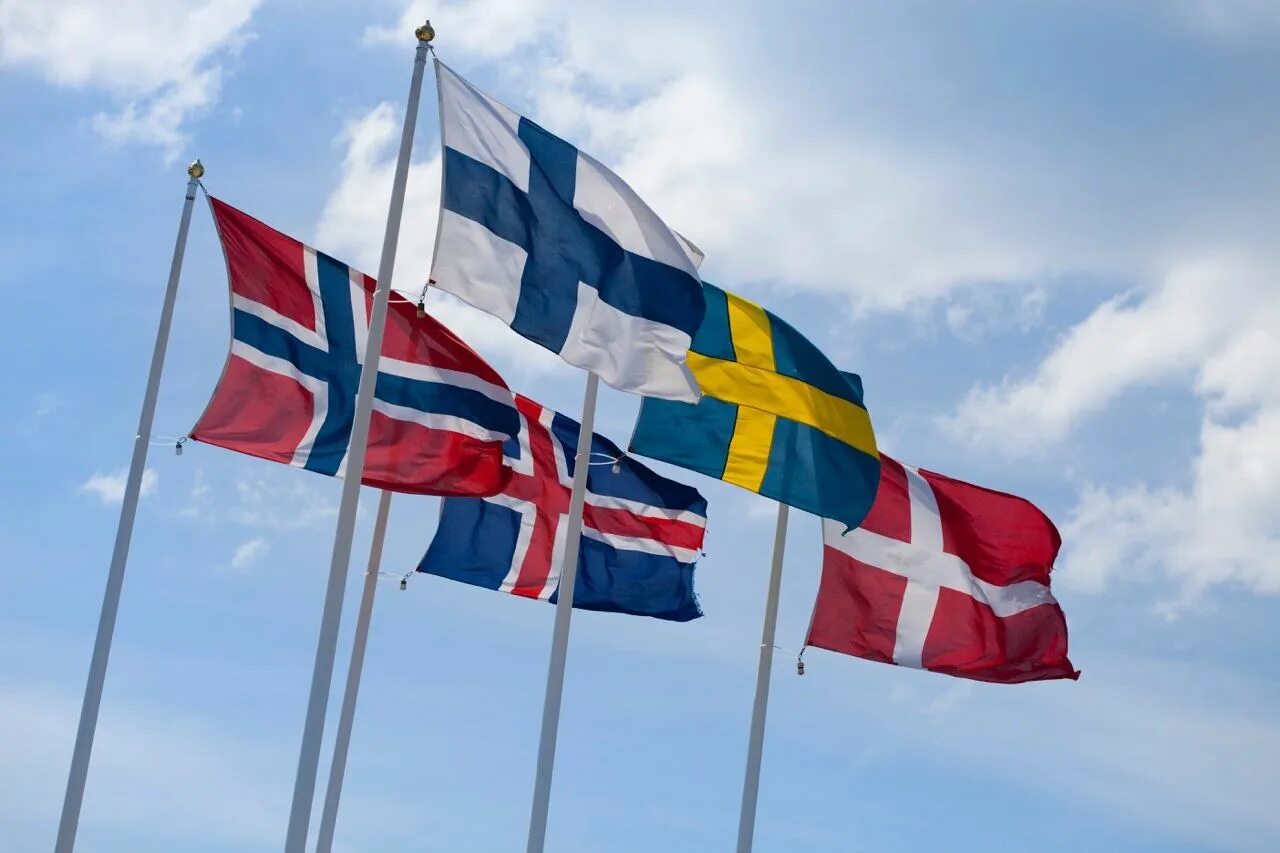 Норвегия северная страна. Флаги Норвегии Швеции Финляндии Дании Исландии. Флаг Швеции Норвегии и Финляндии.