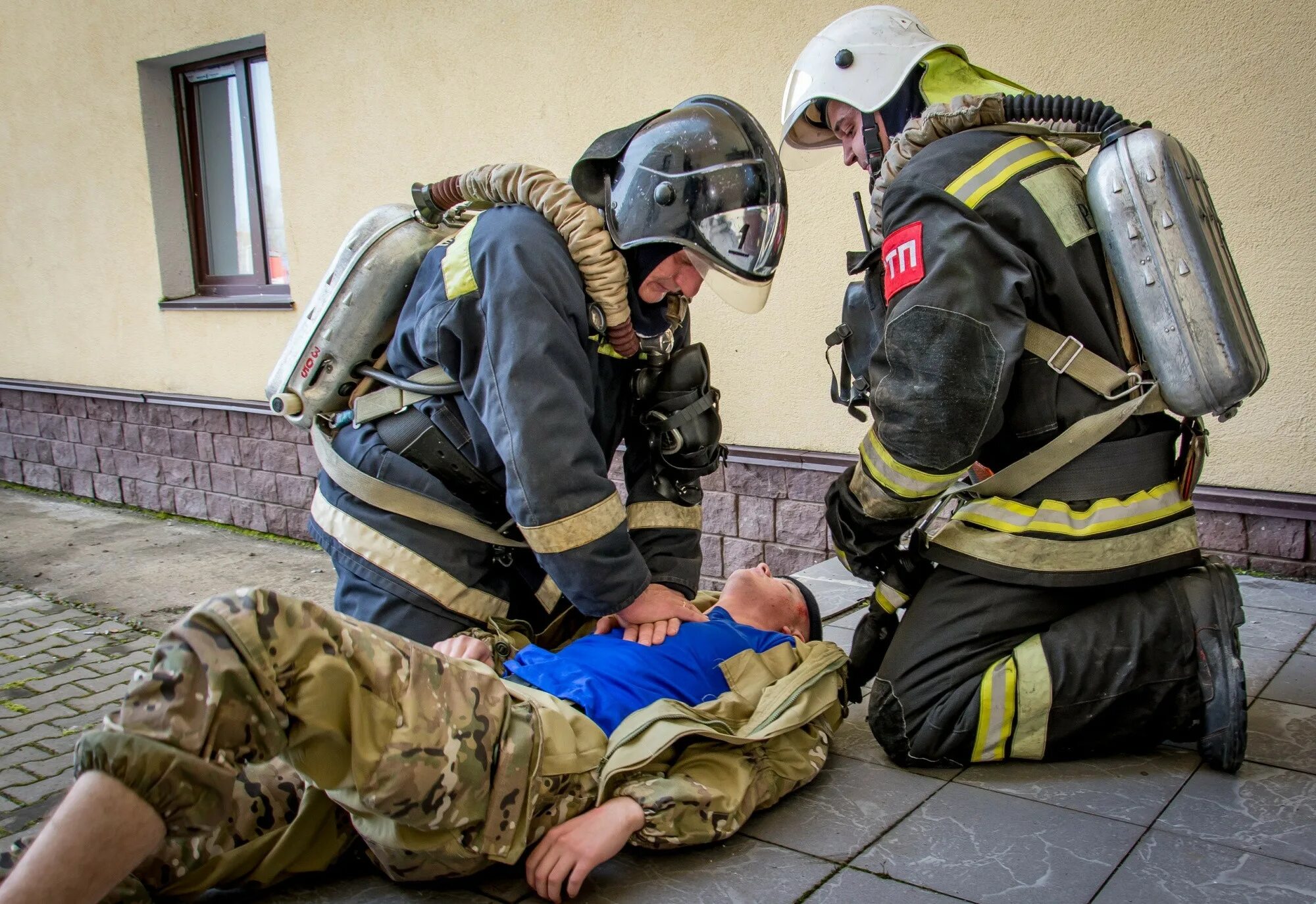 Мчс списки пострадавших и погибших. Пожарные учения. Спасение пострадавших на пожаре. Человек спасатель.