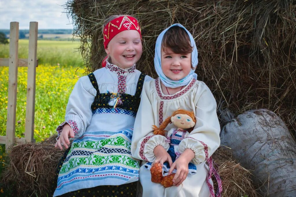 Коми пермяцкий костюм. Финно угорские народы Коми-пермяки. Национальные костюмы народов Прикамья. Одежда народов Пермского края. Народы Пермского края.