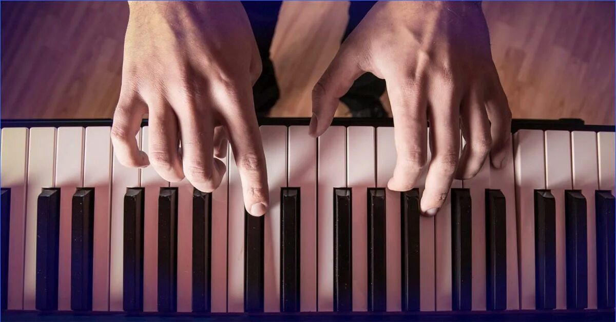 Дом который звучит музыка. Пальцы на пианино. Руки на клавишах пианино. Фортепиано. Руки на пианино.
