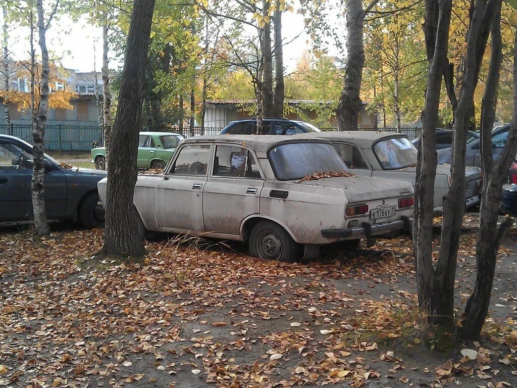 Брошенная машина во дворе. Брошенная машина во дворе. Автохлам нива. Брошиные машины в росси. Заброшенная машина во дворе.