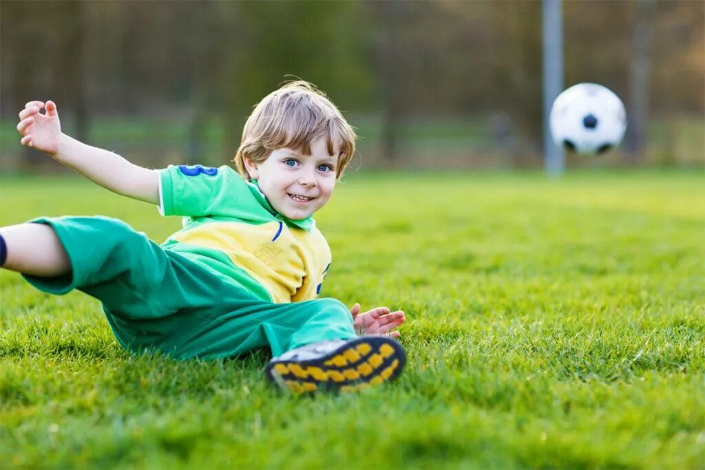 Детский футбол. Футбол дети. Спортивные дети. Мальчик с мячом.
