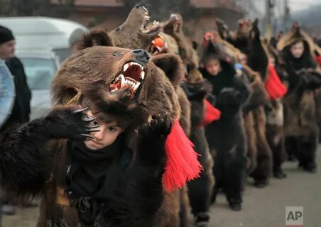 Bear dance ritual connects Romania with the past - AP Images Spotlight Фото...