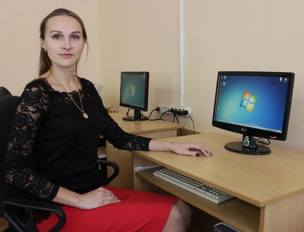 Преподаватель информатики. Учитель информатики. учительница информатики. молодая учительница информатики.
