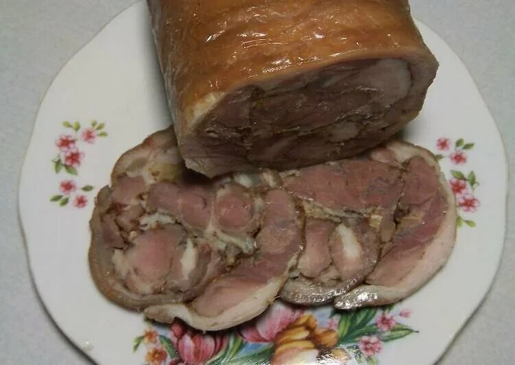 Как вкусно приготовить рулет из рульки. Рулет изсвинной рульки. рулет из свиной рульки. рулет из свиной рульки в духовке. рулет из свиной голяшки.