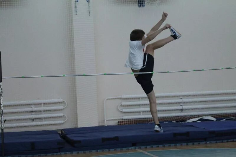 Легкая атлетика прыжки через планку. Школьные соревнования прыжки. Школьные соревнования прыжки. Прыжки в высоту в школе техника. Прыжок в высоту перешагиванием.