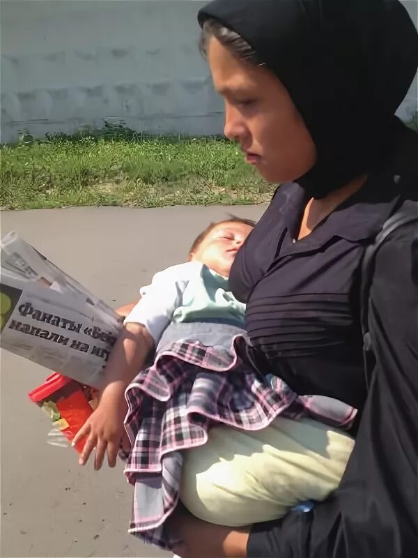 Цыганка с ребенком. Цыгане на рынке. Цыганка с мешком. Цыганка воруют. Цыганские дети.