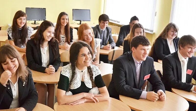 Ученики 10 классов. Старшеклассники за партой. ученик 11 класса. ученики 11 классов. старшие школьники.