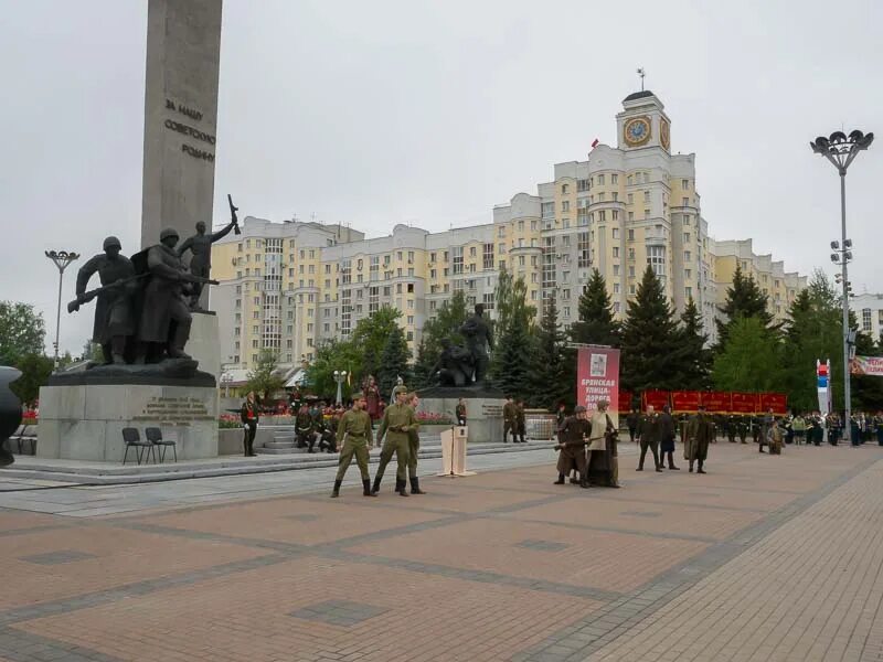 Пл брянск. Площадь Партизан Брянск. Старый Брянск площадь Партизан. Музей на площади Партизан Брянск. Калитва площадь Партизан Брянск.