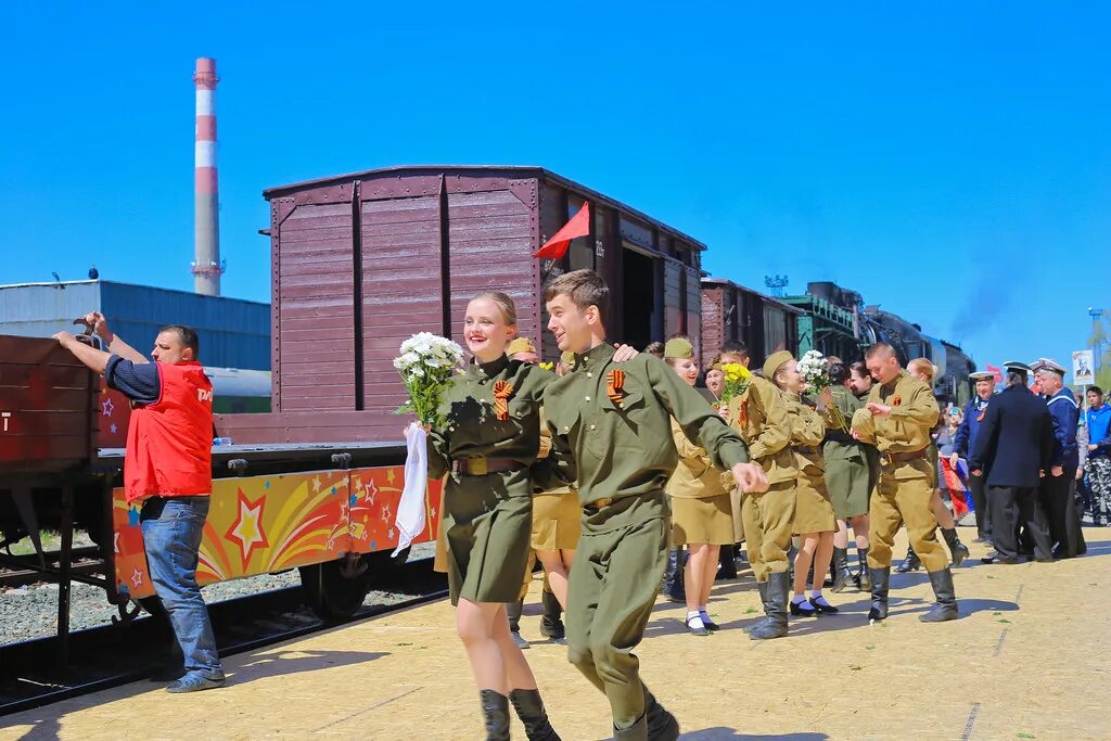 Поезд победы хабаровск. Ретро поезд Энгельс 2022. Поезд Победы Энгельс. Ретро поезд победа. Поезд Победы Брест.