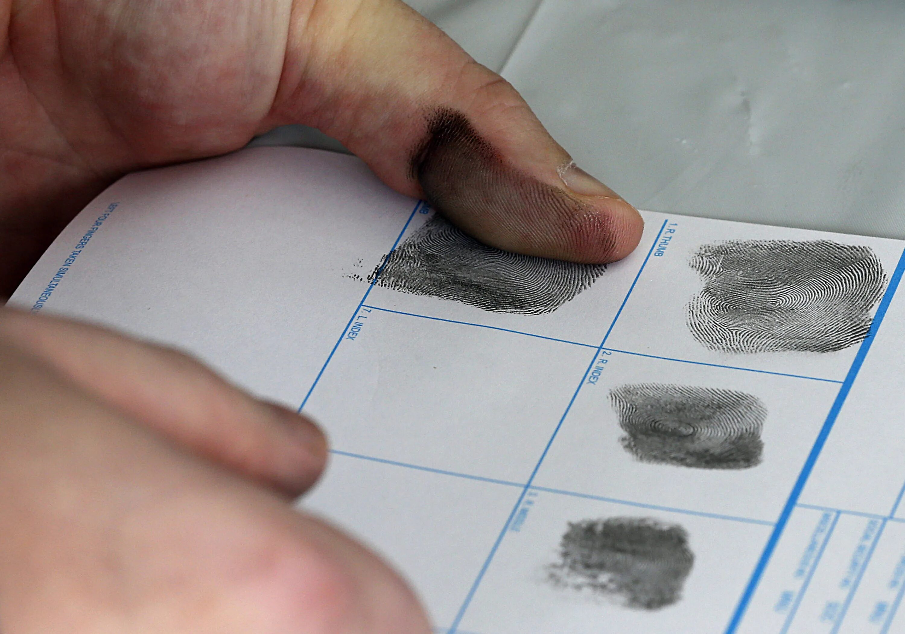 Есть ли отпечатки. Дактилоскопия криминалистика. Выявление отпечатков пальцев. Фотографирование отпечатков пальцев. Отпечаток на бумаге.