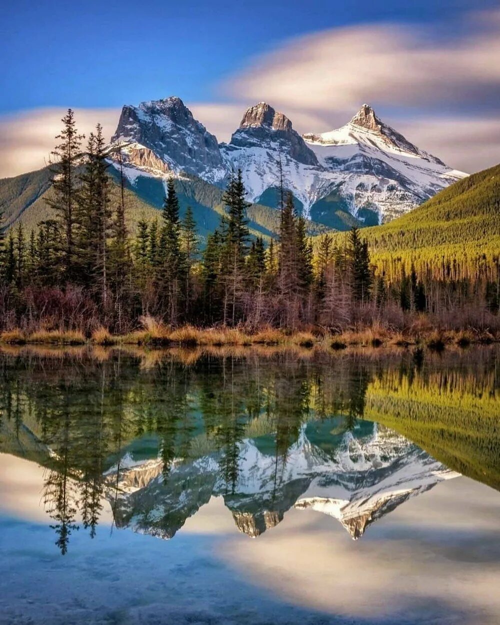 Изображение природы. Долина десяти пиков озеро Морейн Альберта Канада. Доломитовые Альпы. Природа. Красивый пейзаж.