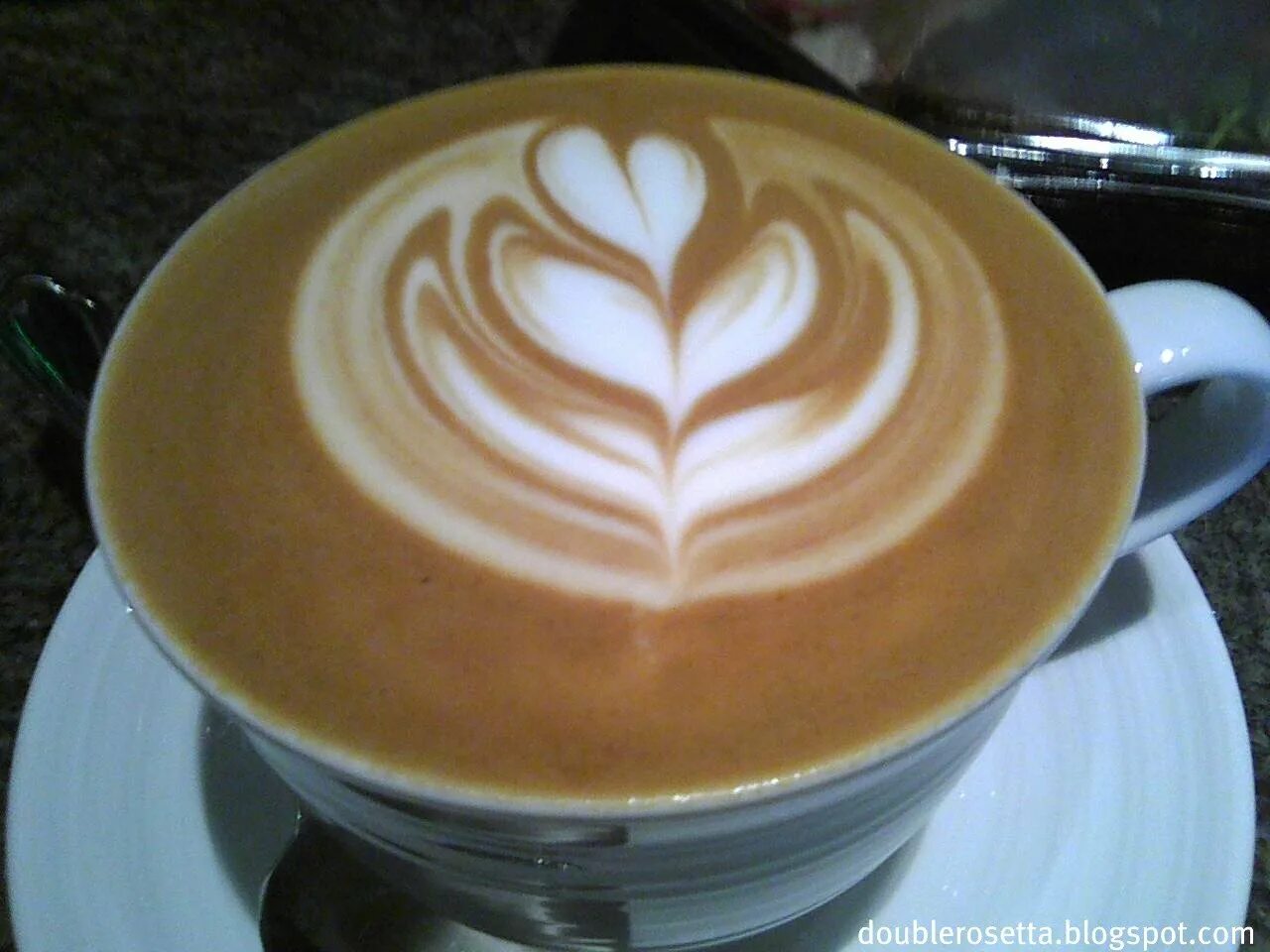 Розетта капучино. Розетта рисунок латте арт. Розетта латте арт. Латте арт розетта. Розетта латте арт.
