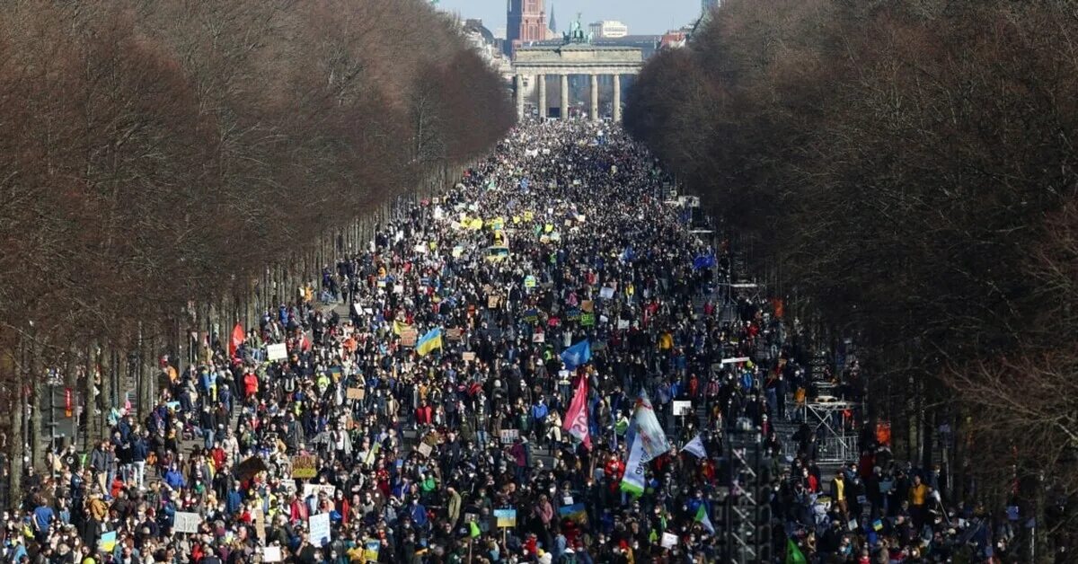 Митинг украинцев. Митинги в Германии 2022. Антивоенные протесты в Германии. Митинги против войны с Украиной. Украинские митинги в Германии.