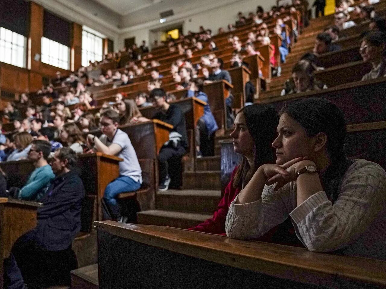 Студенты в вузе. Студенты в вузе. Студенты университета. Выпускник вуза. Студенты университета.