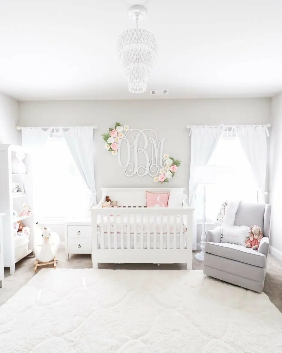 Интерьер детской комнаты девочке. Детская для девочки в светлых тонах. Белая комната для девочки. Комната для девочки в белых тонах. Комната для девочки в белых тонах.