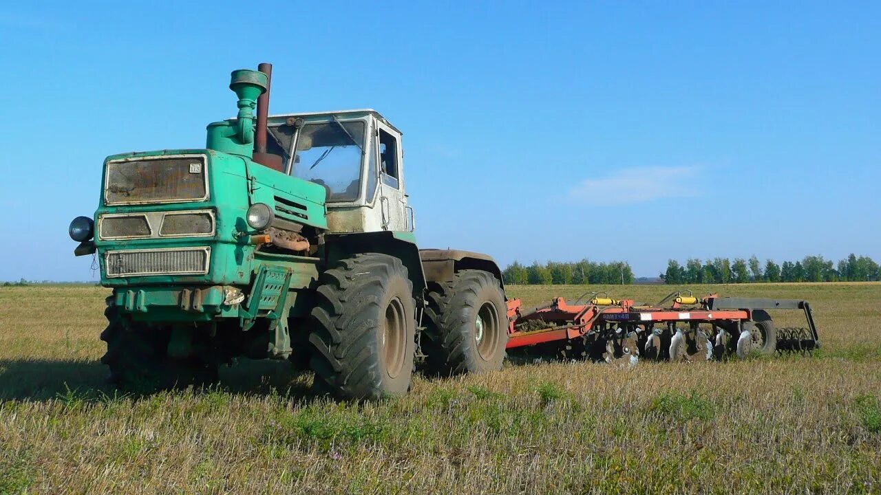 Тракторист 18. Хтз т-150. т-150к трактор. тракторист трактора т 150. трактор т-150 к дискует.