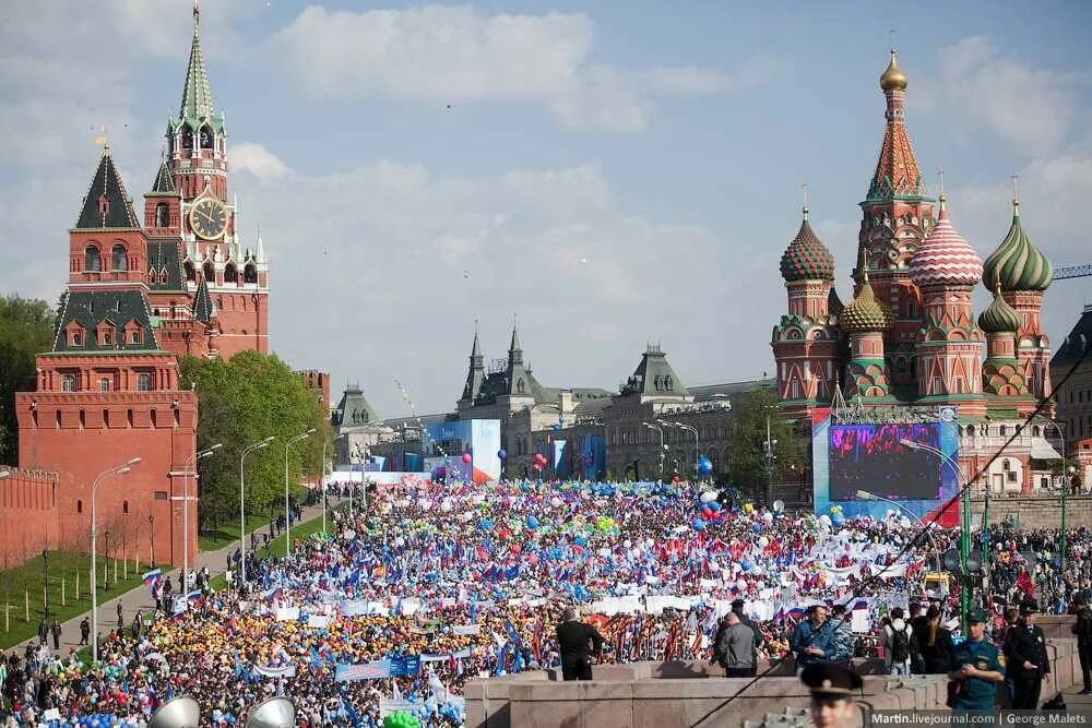 Сколько жителей в московском. Толпа на красной площади. Много народу на красной площади. Москва люди. Красная площадь много людей.