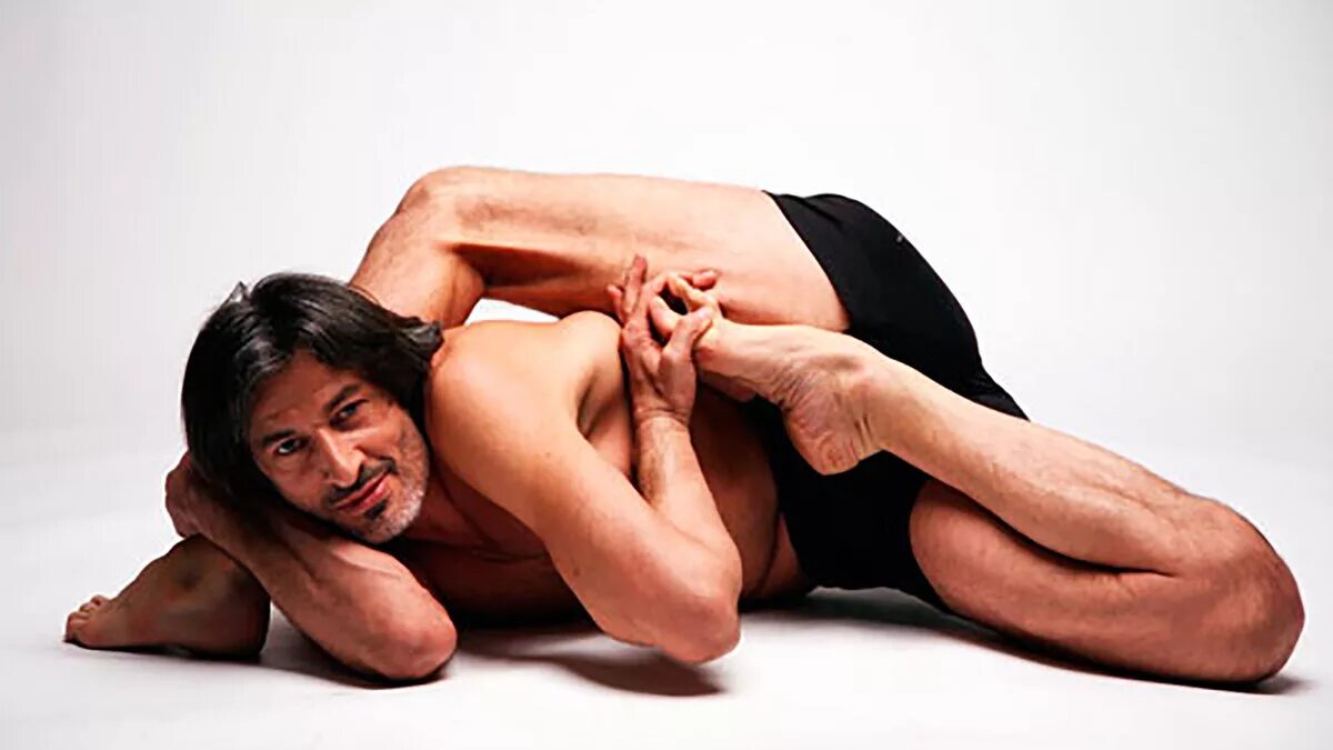 неудобная поза для сна. неудобная поза для сна. спящий человек в автобусе. человек в неудобной позе. странные позы для сна.