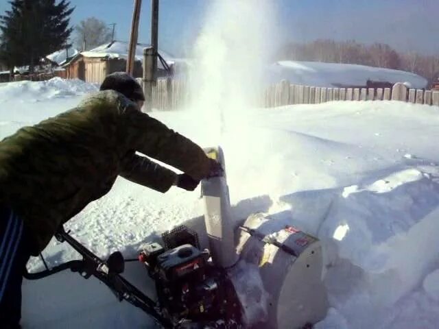 снегоуборочный период. снегоуборщик husqvarna st. интерскол смб-650. снегоуборщик аккумуляторный патриот. снегоуборщик лопата бензиновый.