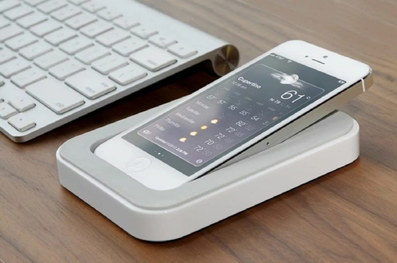 Док станция для iphone 5. Iphone на столе. Смартфон на столе. Айфон лежит на столе. Мобильный телефон на столе