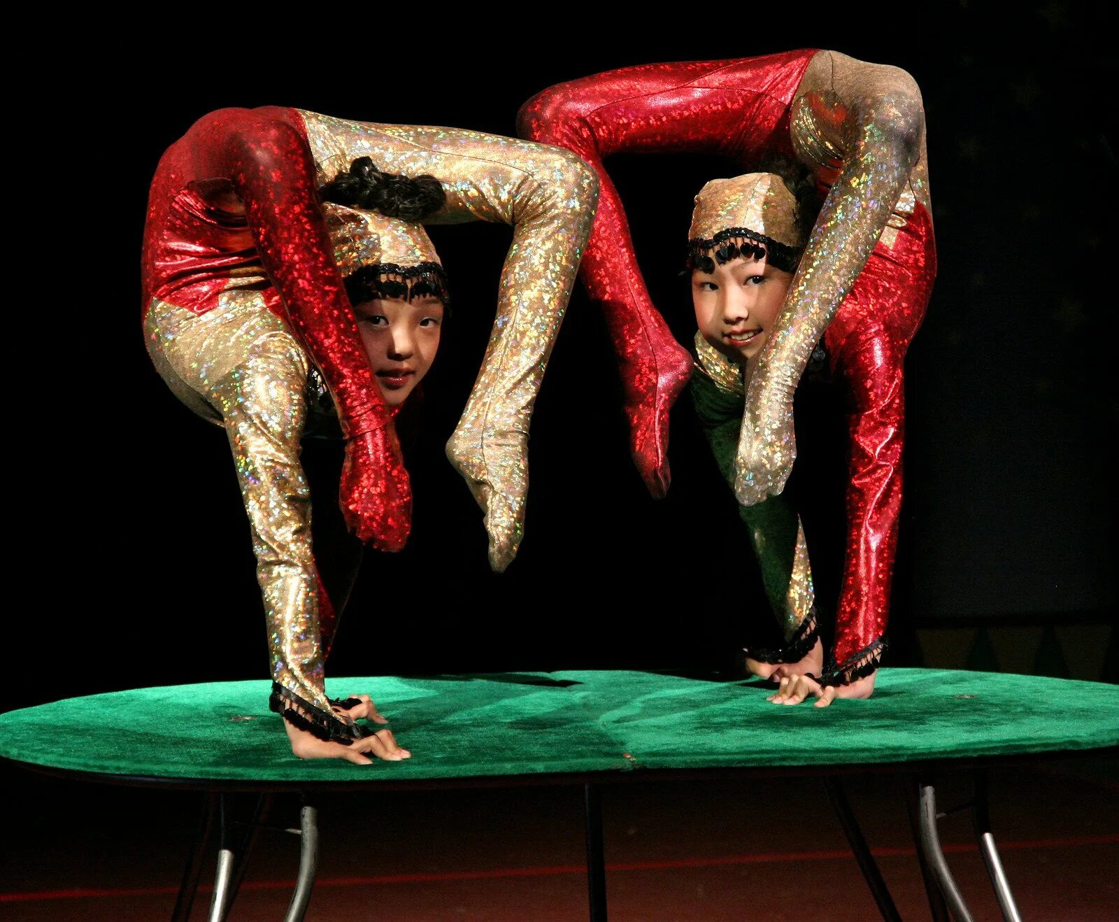 Китайский цирк акробаты. Циркачи и акробаты. Зрелищное искусство. Цирковые трюки. Жанр циркового искусства 8