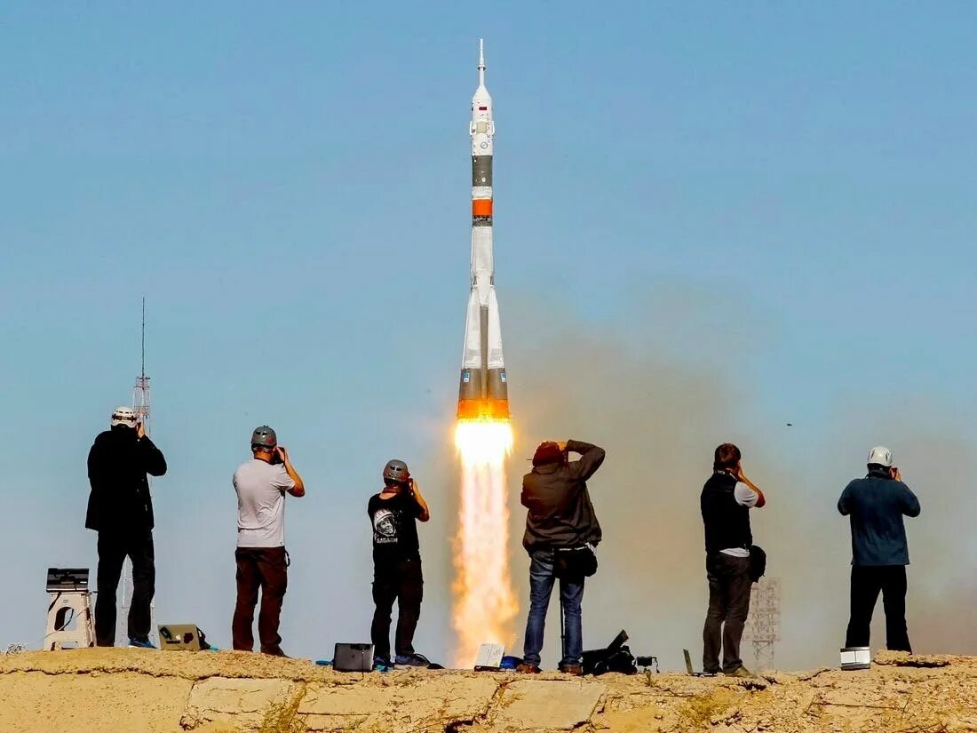 экипаж тпк союз мс-17. артемьев олег германович космонавт. рогозин роскосмос старт союз мс 17. юлия пересильд и клим шипенко мкс. космодром байконур юрий гагарин.