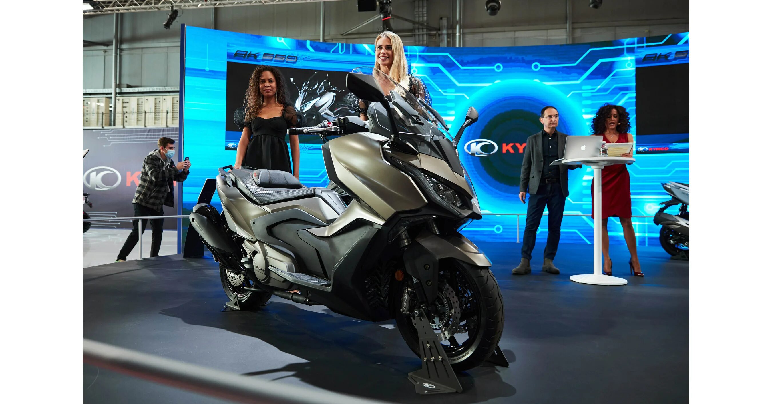 Макси скутер эндуро. Kymco 550 premium. Макси скутер kymco. Kymco ak 550. Максискутер 2022.