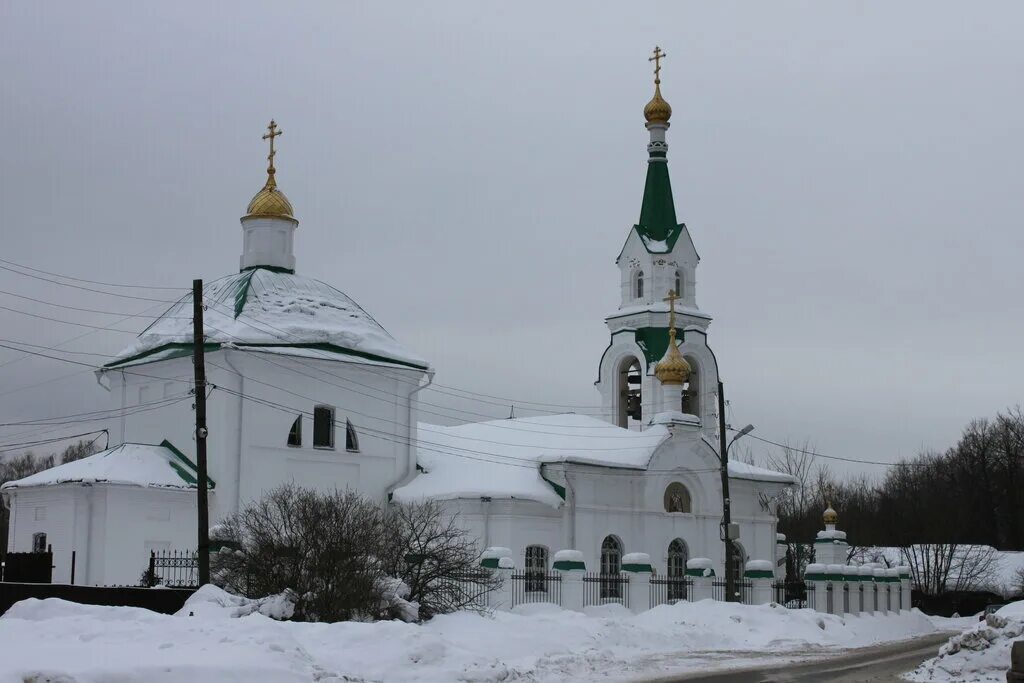 храм в звенигороде на верхнем посаде. храм рождества христова г. рождества христова в звенигороде. звенигород зеленый храм. храм воскресения христова звенигород.