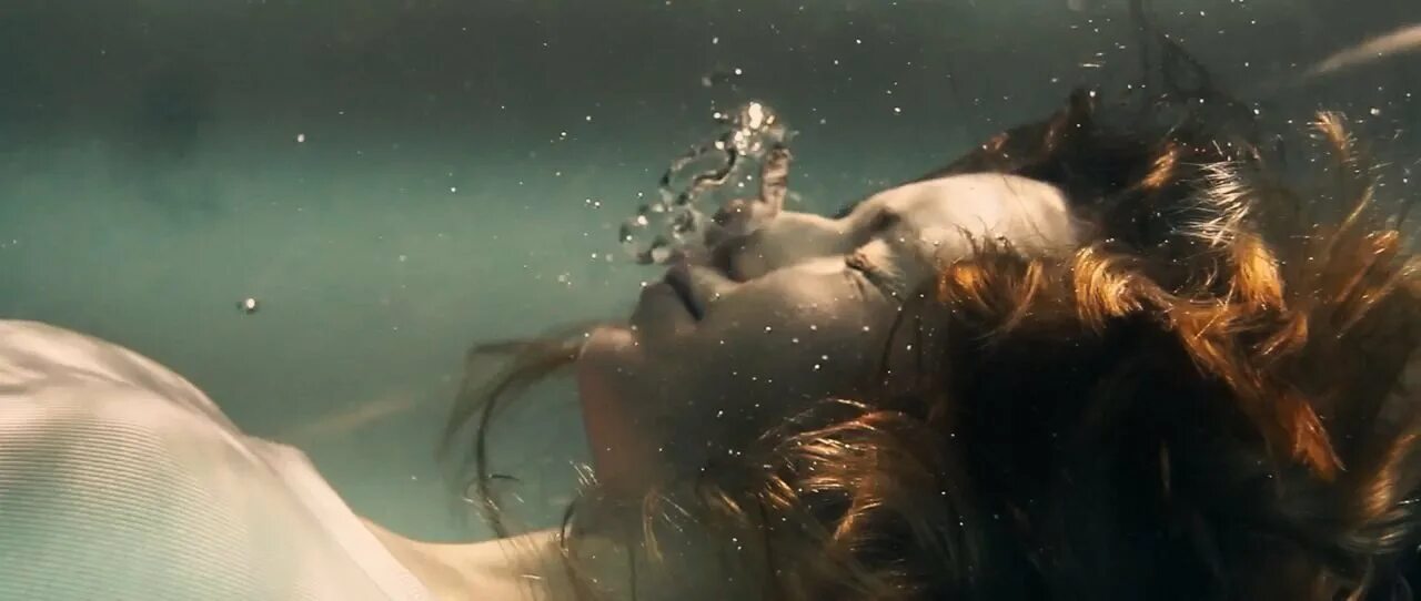 утопили девушку ванной. утопили девушку ванной. лежит в ванной. алисса монкс. утопили девушку ванной.